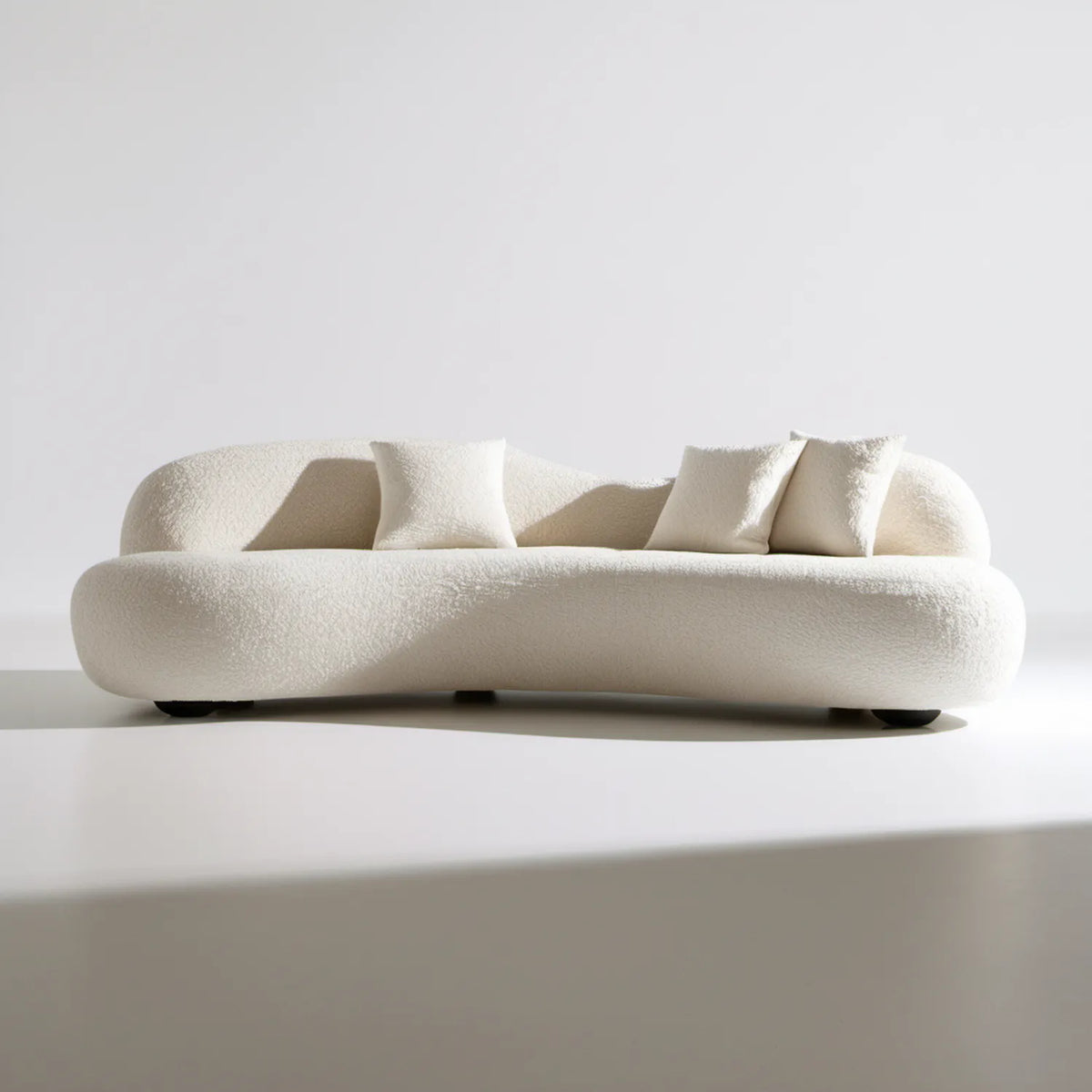 Trzyosobowa sofa owalna bouclé kremowa z czarnymi nóżkami 230 x 95 x 75 cm